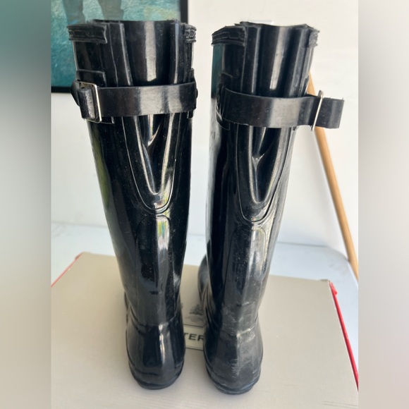 Women’s Hunter Rainboots with Fleece Socks - Picture 2 of 3